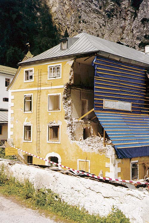 Herrenhaus na konci Halltal po setkání s lavinou
