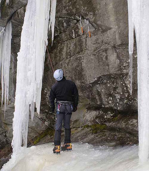 Maltatalschlucht, pravý ledopád. Drytoolista zasmušilým pohledem sleduje cepíny zanechané ve spáře. Maltatalschlucht, pravý ledopád. Drytoolista zasmušilým pohledem sleduje cepíny zanechané ve spáře.