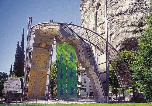 Arco-stěna pro Rock Masters na úpatí hradu