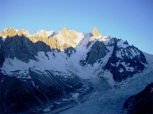 Večer na zápraží: Dent du Géant, Aiguille de Rochefort, Mt. Mallet a v pozadí Gr. Jorasses