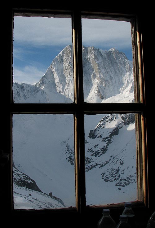 Grandes Jorasses z okna chaty Couvercle