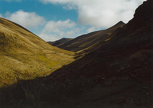 Travnatým údolím vede Inca Trail - trekkingová trasa <br>do bývalého sídla Inků - Ingapirca