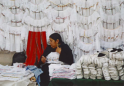 Boutique s krajkou na tržišti v Otavalo