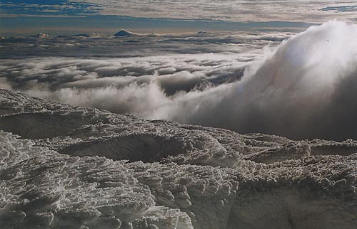 Pohled z vrcholu Chimborasa. Výrazný kužel na obzoru je Cotopaxi