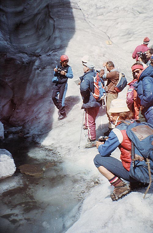 Reinhold Messner v modré kombinéze mezi diváky.