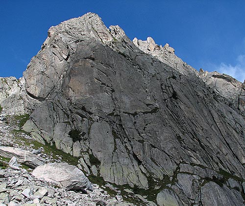 Levá polovina východní stěny Spazzacaldery – cesty mají 150 – 300m