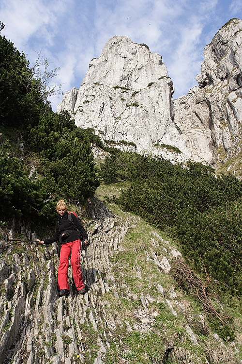 Sestup zajištěnou cestou Hans Hernler Steig. Stěnou nad námi vede Traunsee Klettersteig