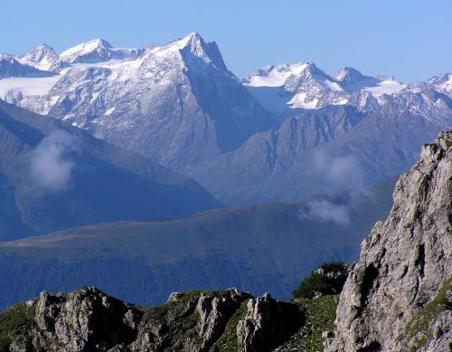 Stubai, Přes údolí Innu je z Karwendelu krásný pohled na Stubaiské Alpy