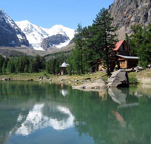 Jezero Sački v táboře Aktru. Vlevo masív Karataše, pak bílé vrcholky UPI a DVS