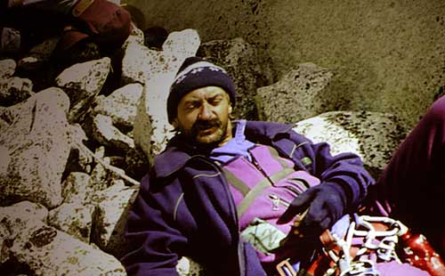 Krzystof Wielicki odpočívající po výstupu