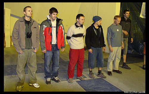 Nástup závodníků. Zleva Tomáš Mrázek, Martin Stráník, Martin Fojtík, Vašek Malina, Petr Resch, Kuba Hlaváček