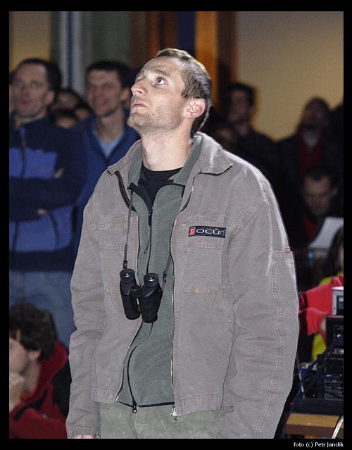 Tomáš Mrázek, jediný profík mezi amatéry má triedr.