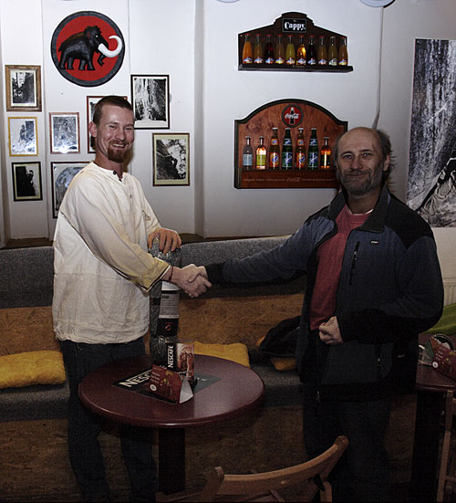 Robert Götz přebírá lano od Petra Jandíka