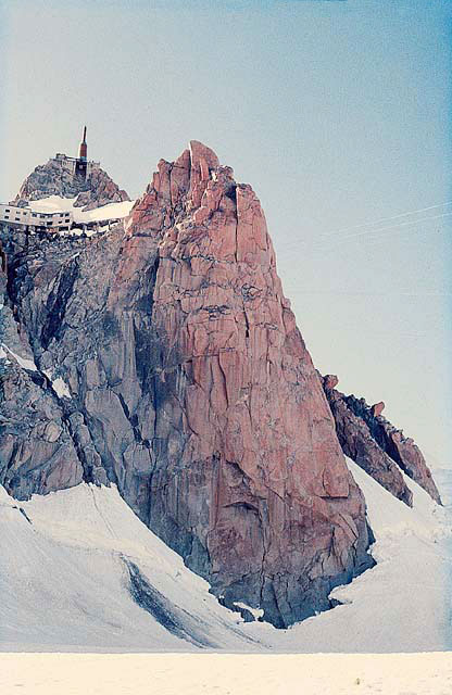Jižní stěna Aiguille du Midi, jižní vrchol a hlavní vrchol se stanicí lanovky