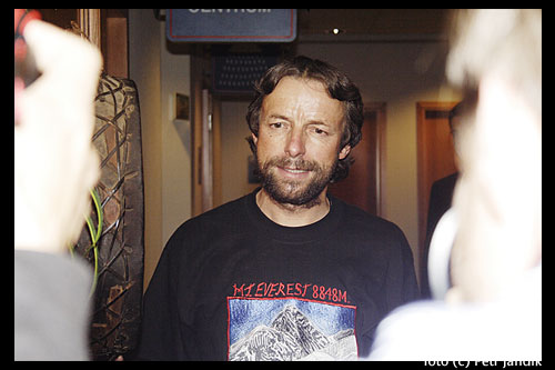 Pavel Bém trpělivě pózuje fotografům.