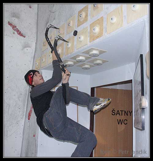 Drytoolingový kampus. Trenér australské reprezentace Honzík Zbranek si zkouší "čtyřku".