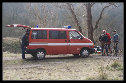 Hasičské auto pod stěnami