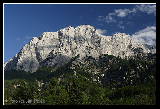 Mohutné stěny Gesäuse, kulminující ve vrcholu Hochtor (2 369 m),<br />se s námi loučí s plnou parádou