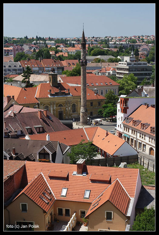 Čtyřicet metrů vysoký minaret zvenku...