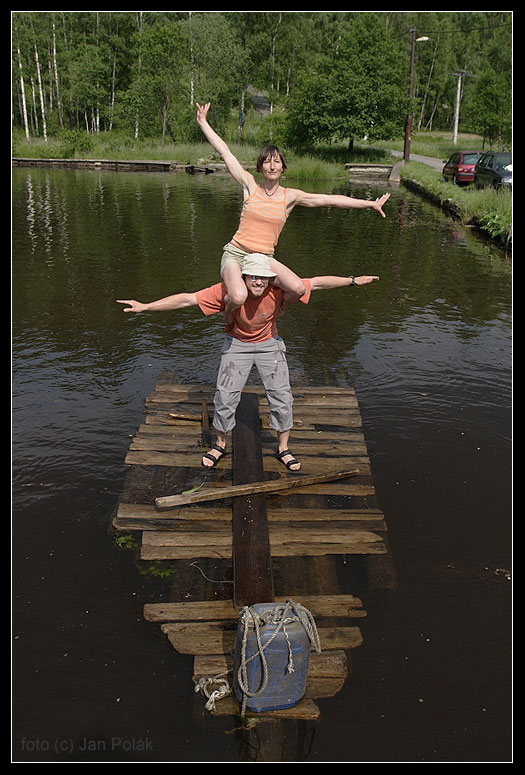 ... nebo na voru, při krocení divokého vodního živlu. Záleží jen na vás, co si vyberete.