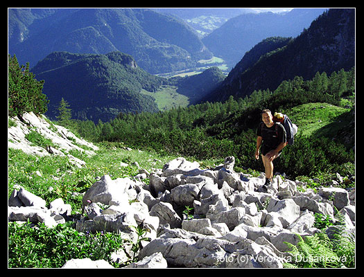 Cestou pod nástup. Pod námi je vidět pastviny Schönalmu a údolí Lammertal.