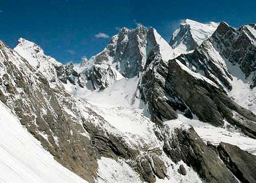 Pohled na severní Kapuru sedící uprostřed, focený z vrcholu Drifiky. <br>Spodní třetinu zakrývá Trinity Peak