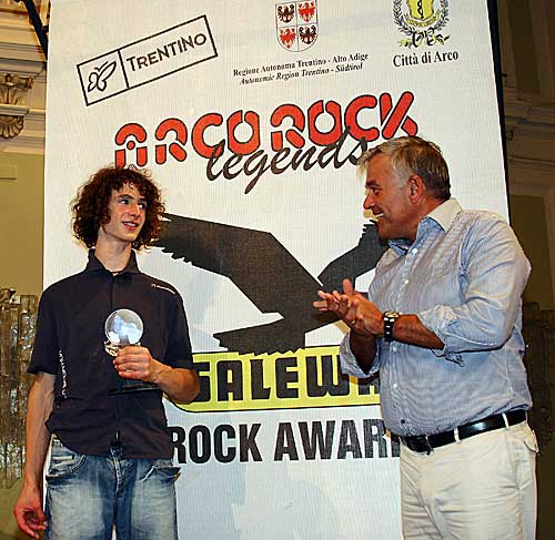 Adam Ondra přijímá gratulaci od šéfa firmy SALEWA Heinera Oberraucha