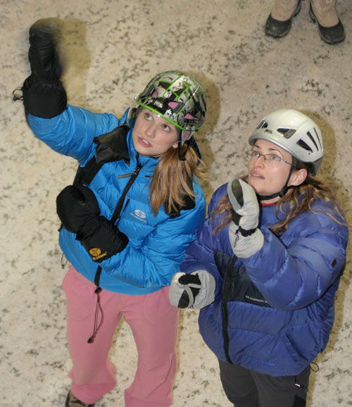 Saas Fee světový pohár 2009 Lucka Hrozová si s Bulharkou Radkou Petkovovou prohlížejí cestu. Ratka půjčila Lucce na finále svoje golfové rukavice.