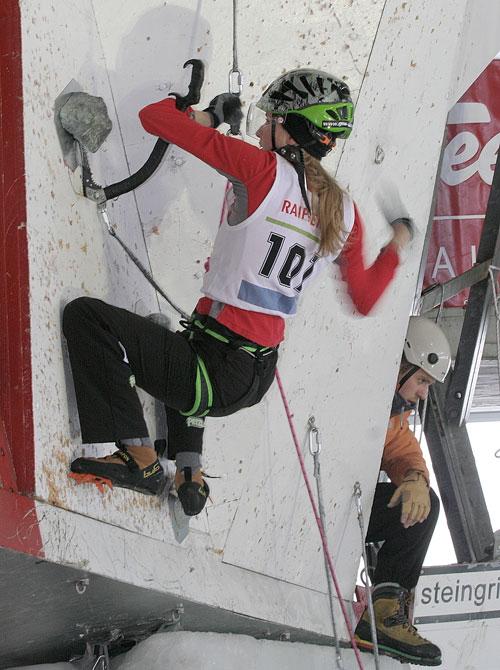 Saas Fee světový pohár 2009, Lucka Hrozová vyklepává. Znuděný chlapík vpravo je vycvakávač rohových expresek