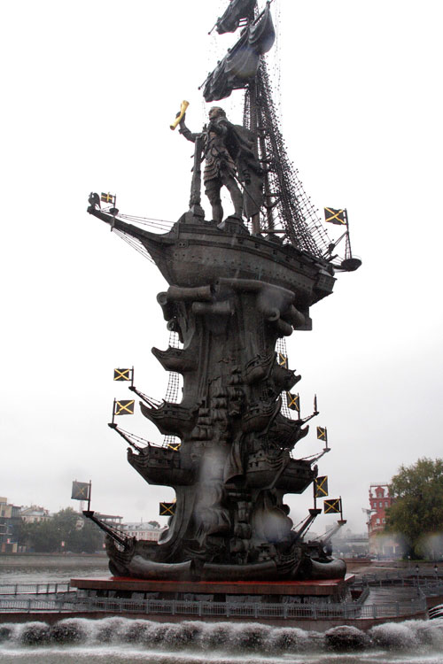 Mořeplavecký pomník Petra Velikého od monumentalisty Cereteliho. Proč je na něm tolik Skotských vlajek je mi záhadou, jestli to neměly být vlajky Ruské admirality, která má tmavý kříž na bílém pozadí.
