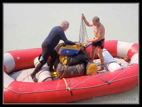 Vázání bagáže na raft