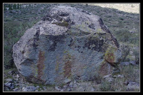 Boulder nad tábořištěm pustil touhle stěnkou