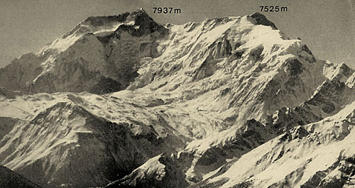 Annapúrna II (7.937 m) a Annapúrna IV (7.525 m) z „druhého břehu“ údolí Managu. Foto 