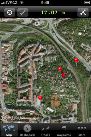 GPS Kit 3.3: mapa - satelitní snímek. Trojúhelníček udává současnou polohu, kuličky jsou uložené body. V horním poli se zobrazuje aktuální přesnost souřadnic, kterou také signalizuje případný barevný rámeček kolem mapy.