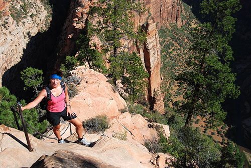 NP Zion, Denisa stoupá na Angels Landing