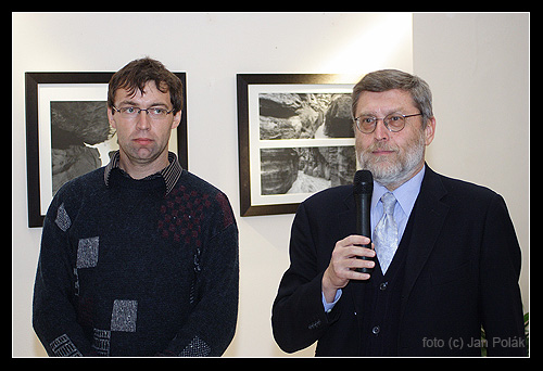 ... společně se starostou města Teplice n. Metují, panem Milanem Brandejsem (vlevo) a zástupcem <br />Museo Nazionale della Montagna - CAI Torino, panem Aldo Audisio (napravo). 
