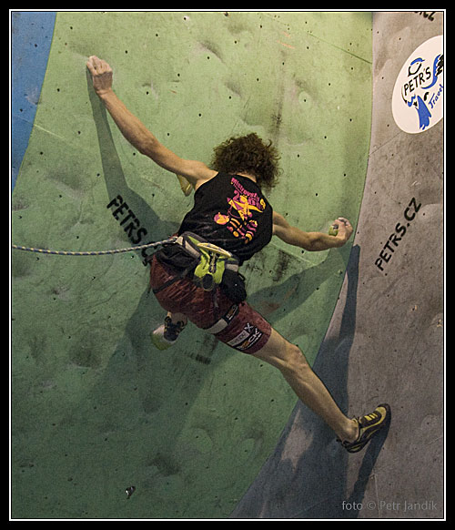 Adam Ondra - skvělá technika v koutovém boulderu
