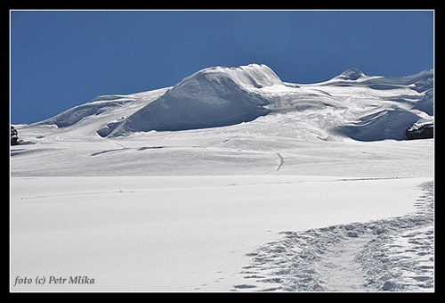 Pohled z High campu na cestu k vrcholu Mera Peak