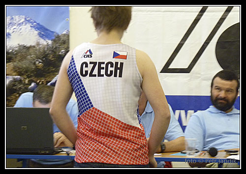 Svépomocně pořízené dresy pro mladé závodníky