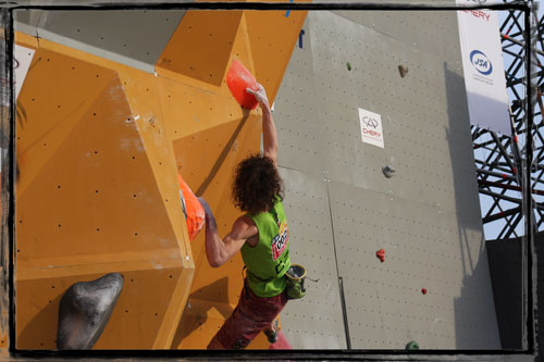 Adam na druhém boulderu, který nikdo nedal