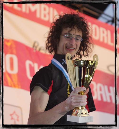 Adam si užívá pohár