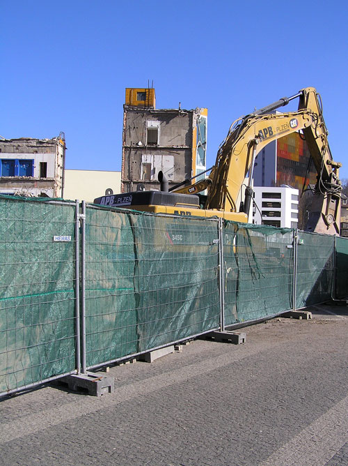 Bourání obchodního domu Ještěd v roce 2009