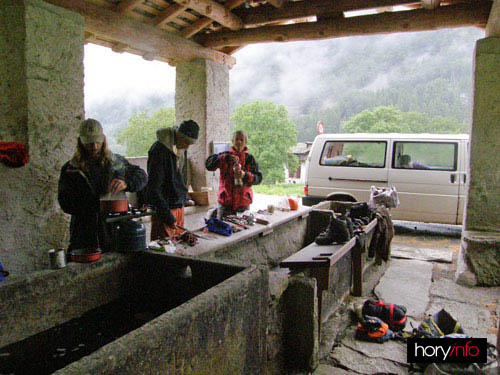 2010 Bondo. Balení v prádelně