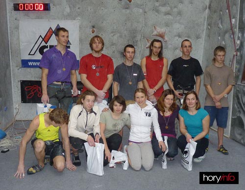 Závodníci zleva dole Jan a Eva Křížovi, Tereza Jendřejasová, Lucka Hrozová, Daniela Kotrbová, Sarah Kinkorová. Nahoře Libor Hroza, Jirka Švácha, Michal Štěpánek, Stanislav Pekárek, Martin Micka, Lukáš Šottník