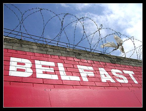 Belfast je město "ostnatých drátů". Fall Road.