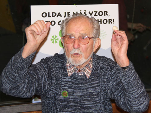 Olda skvěle diriguje při zpěvu Chorálu