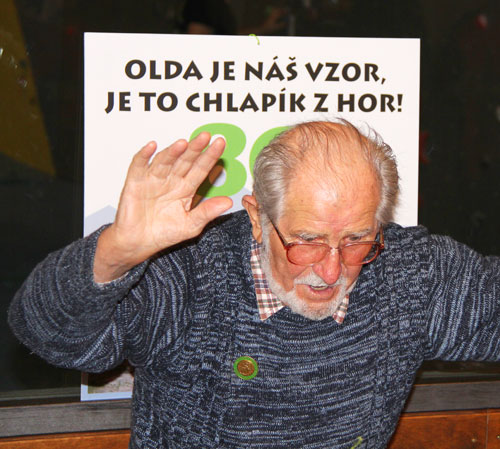 Olda skvěle diriguje při zpěvu Chorálu