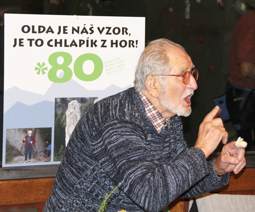 Olda skvěle diriguje při zpěvu Chorálu