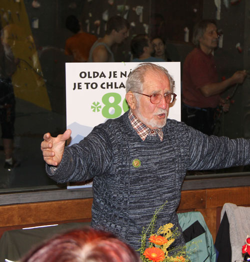 Olda skvěle diriguje při zpěvu Chorálu