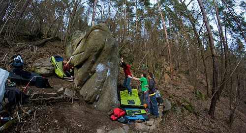 šutr ZEN, pokus o nahození Lukyho do dolezu Pohádky o Palečkovy, Nosorožec podpírá z druhé strany